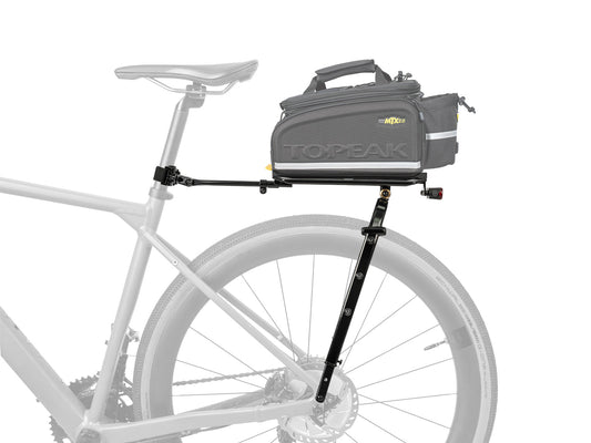 安裝於公路車上的 Topeak Zi:RAK TA2420 後貨架及防水馬鞍袋馱