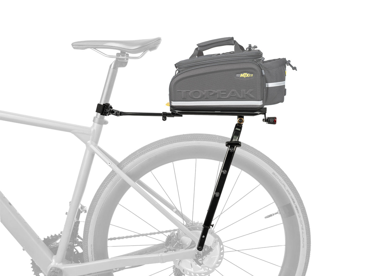 安裝於公路車上的 Topeak Zi:RAK TA2420 後貨架及防水馬鞍袋馱