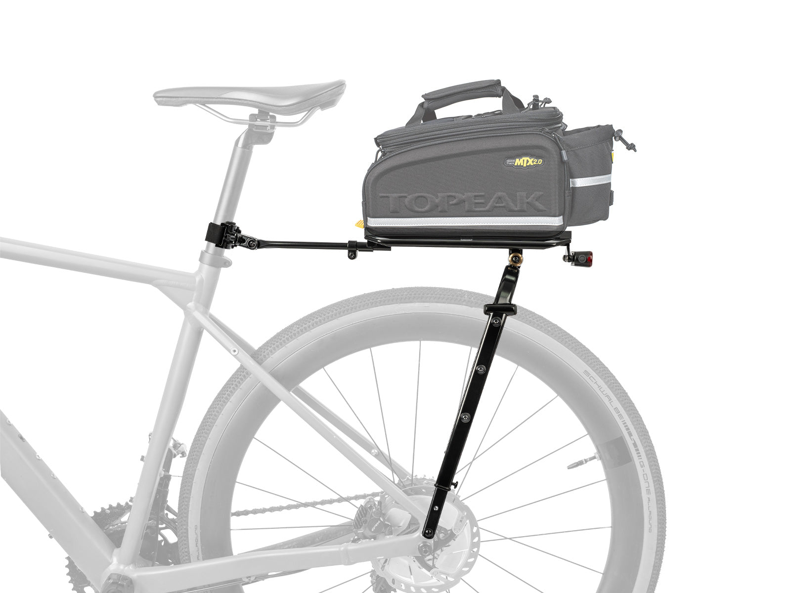 安裝於公路車上的 Topeak Zi:RAK TA2420 後貨架及防水馬鞍袋馱